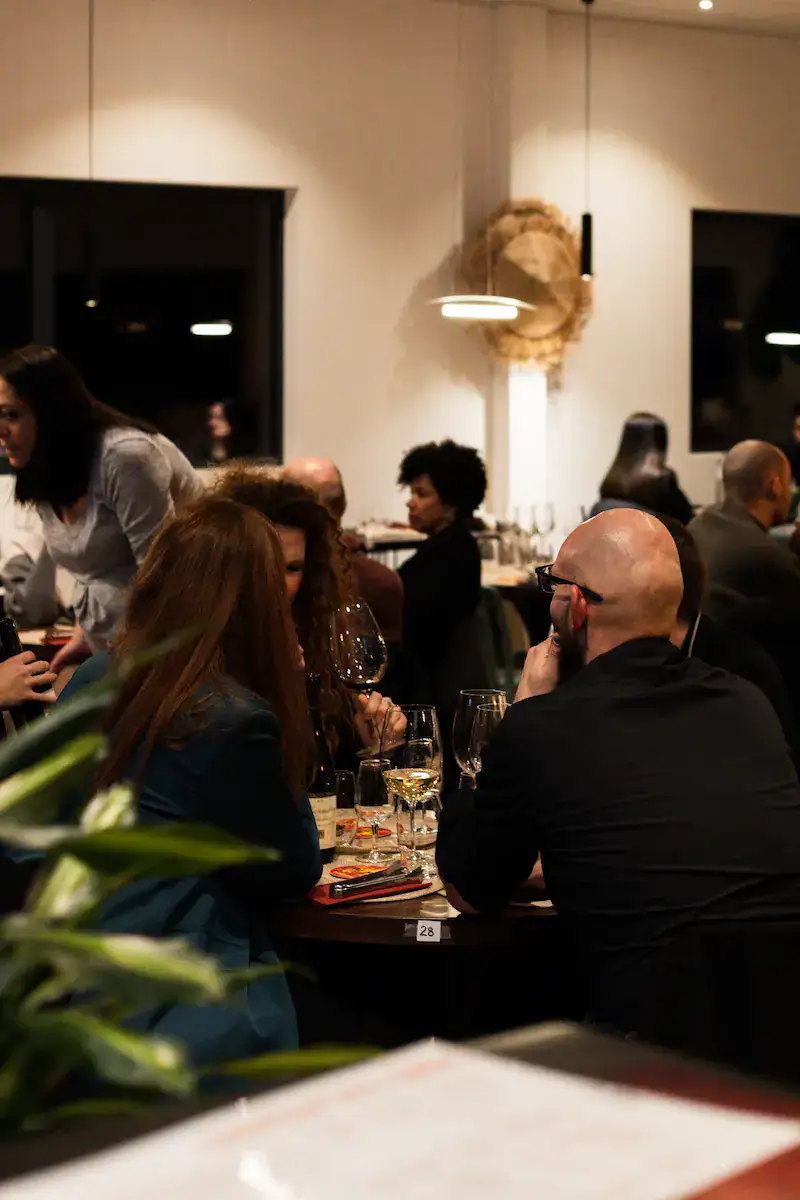 Intérieur du restaurant Terra Brasil à Sierre, ambiance de soirée
