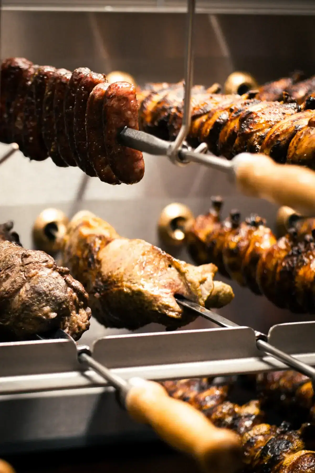 Viandes grillées présentées sur épée, signature du Rodizio Brasileiro